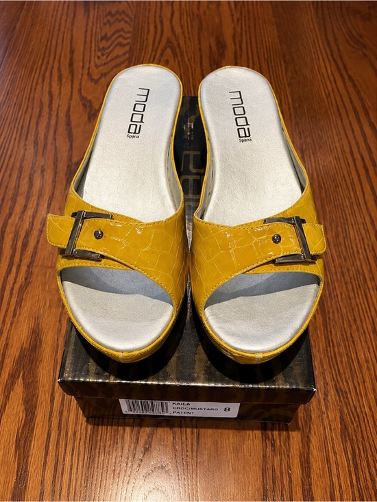 Moda Shoes - NIB Moda Kaila Yellow Platform Sandals, Size 8